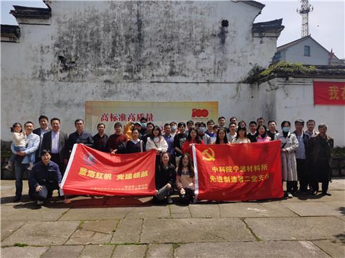 可爱的女生解救