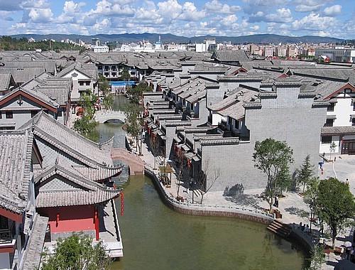 凌晨金店大门敞开，展柜放满金饰却空无一人，幸好……看看吧